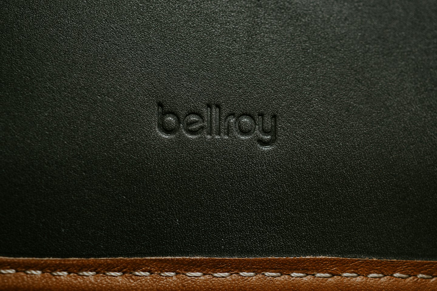 Il nome del marchio Bellroy impresso su un portafoglio in pelle nera testurizzata.